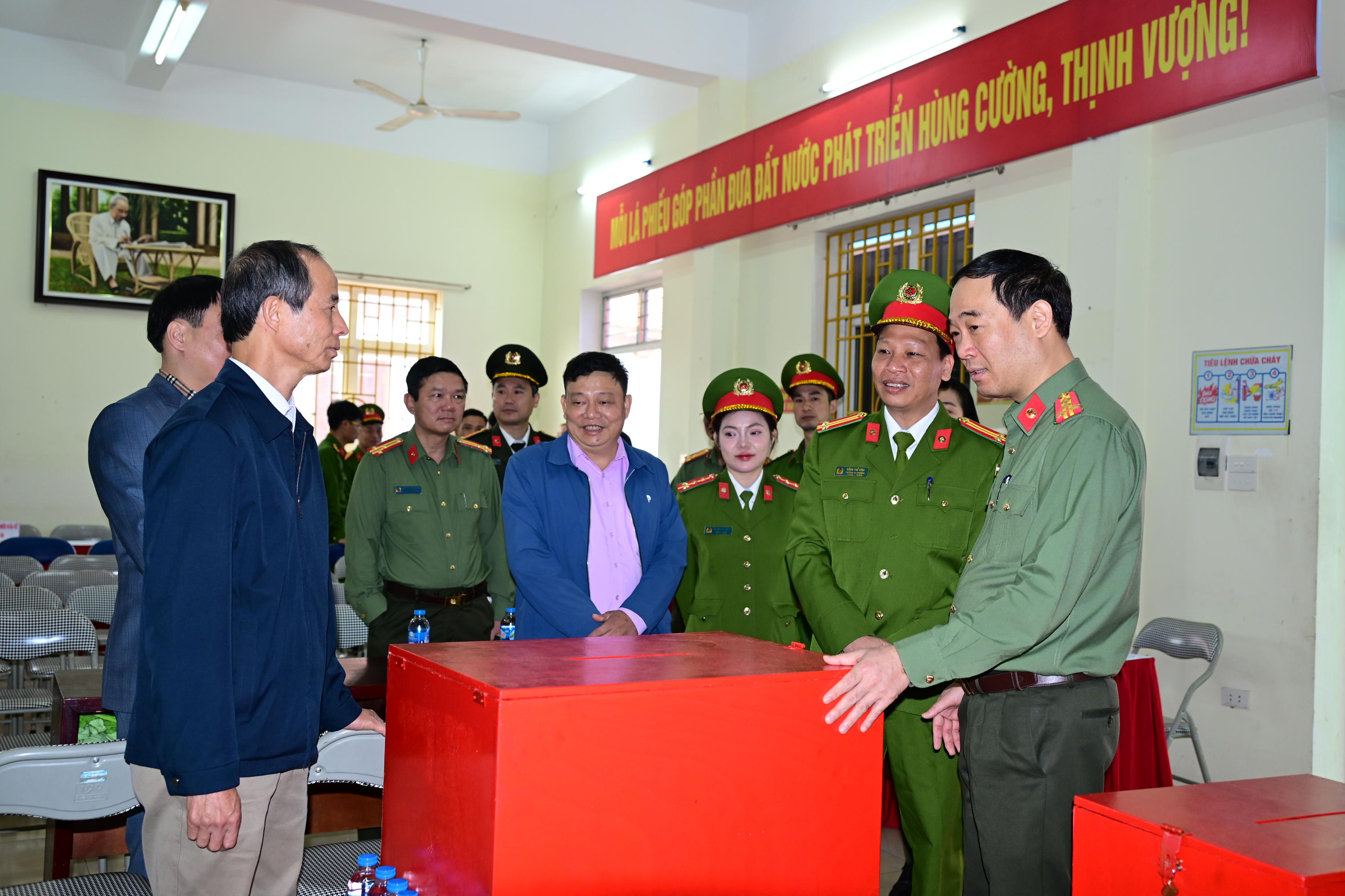 Đại tá Bùi Mạnh Hùng – Phó Giám đốc CATP kiểm tra công tác bảo đảm ANTT bầu cử tại Công an phường Hải An và Đông Hải